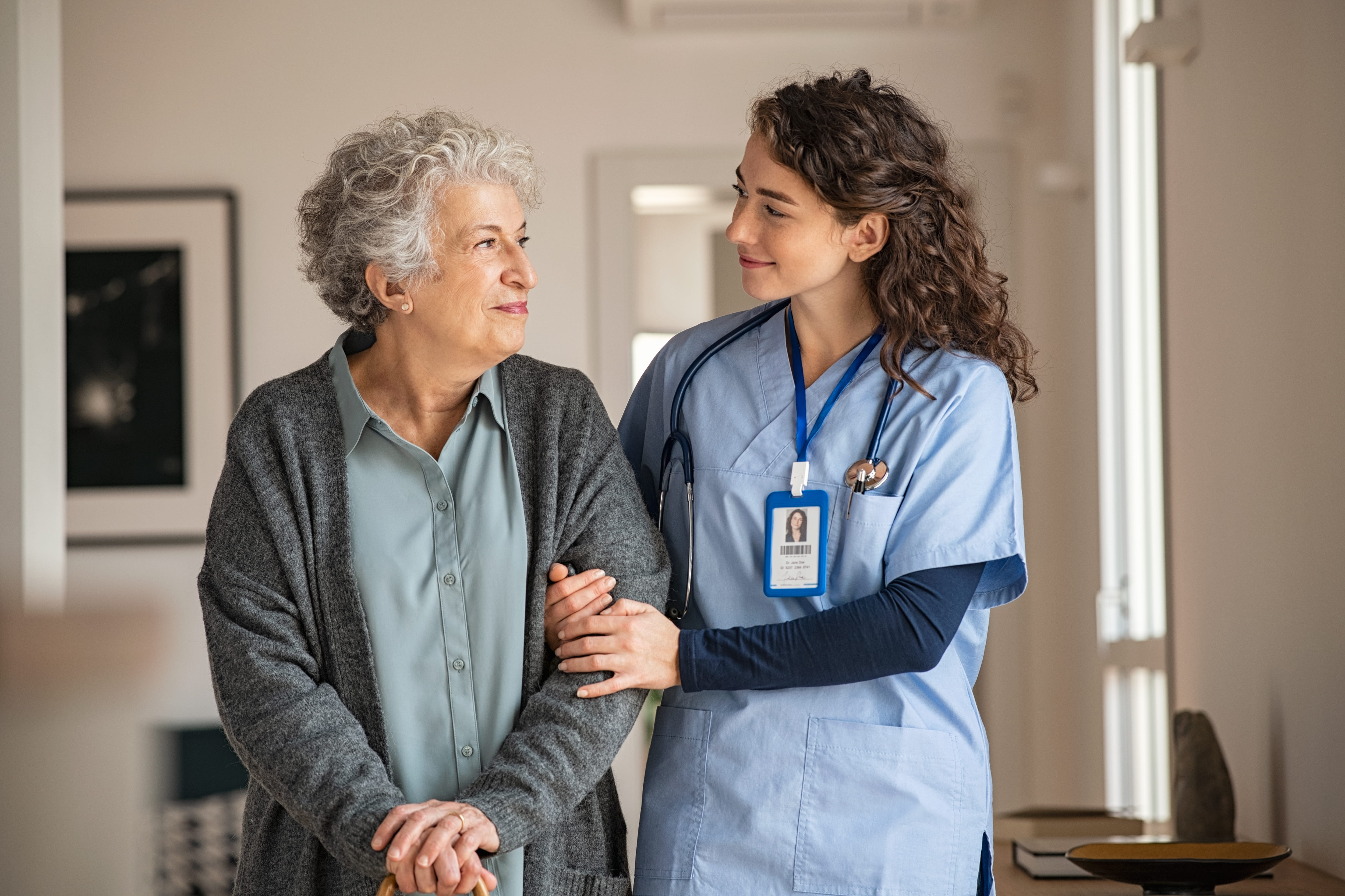 Une équipe du secteur de la santé pose fièrement devant une clinique; elle rassemble des chercheuses et chercheurs, des spécialistes et du personnel de soutien.