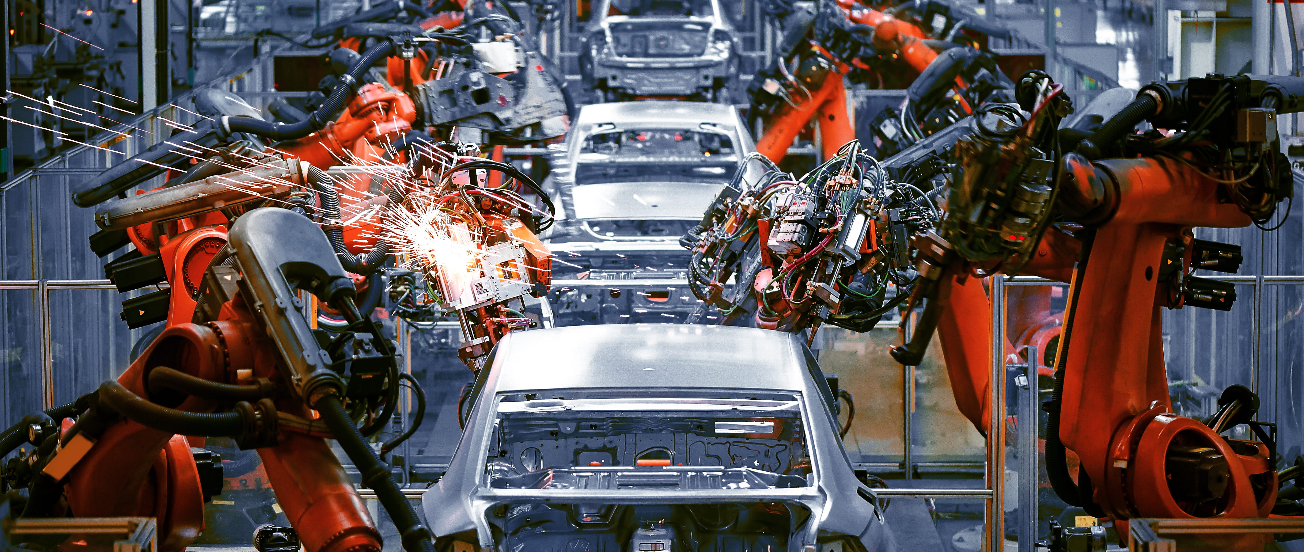 Chaîne de montage automobile où l’on voit la fabrication de véhicules à l’aide de technologies de pointe.